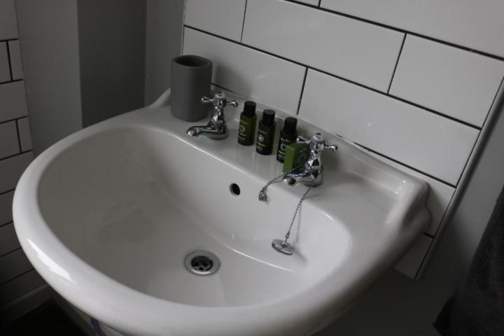 Villa Charming 2 Bed House - Family Friendly à Nottingham Chambre photo